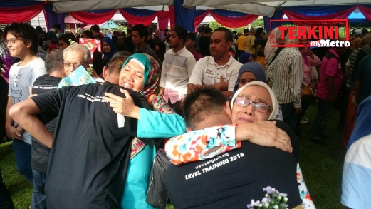 AHLI keluarga dan peserta menitiskan air mata ketika membuat kejutan dengan menghadiri majlis terbabit sebagai tanda sokongan. FOTO Zulfadhli Zulkifli