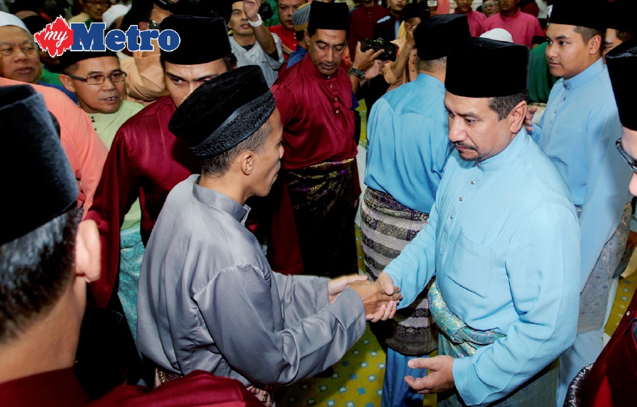 SULTAN Terengganu, Sultan Mizan Zainal Abidin (dua kanan) dan turut hadir Di Pertuan Muda Terengganu, Tengku Muhammad Ismail (kanan) bersalaman dengan orang ramai selepas menunaikan sunat solat Aidilfitri di Masjid Al- Muktafi Billah Shah, Ladang. FOTO Aswadi Alias