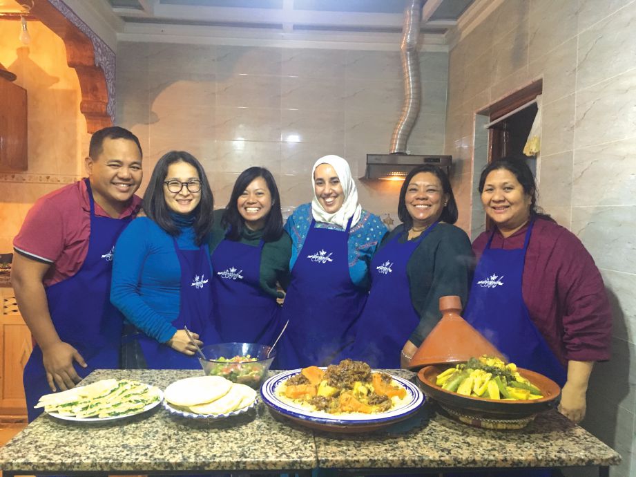 SAJIAN Maghribi yang disediakan dalam kelas masakan tempatan Khadija Kuzina bersama 'rakan pelajar dari Filipina.