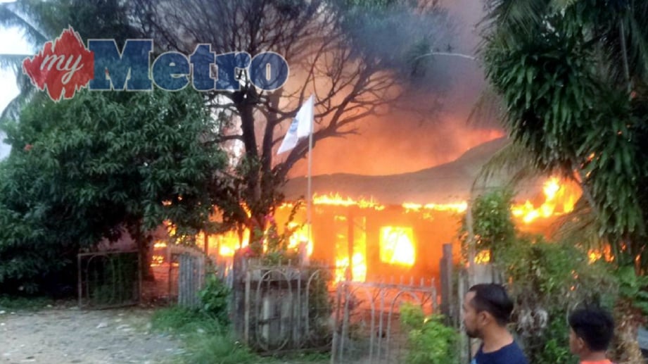 KEBAKARAN besar di Kampung Air semalam, membabitkan kawasan seluas 0.4 hektar yang memusnahkan kira-kira 100 rumah. FOTO Ihsan Bomba