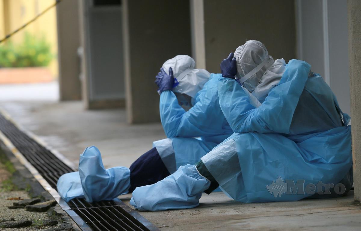 Kelihatan Petugas Jabatan Kesihatan berehat selepas menjalani ujian saringan COVID-19 terhadap penduduk. FOTO GHAZALI KORI