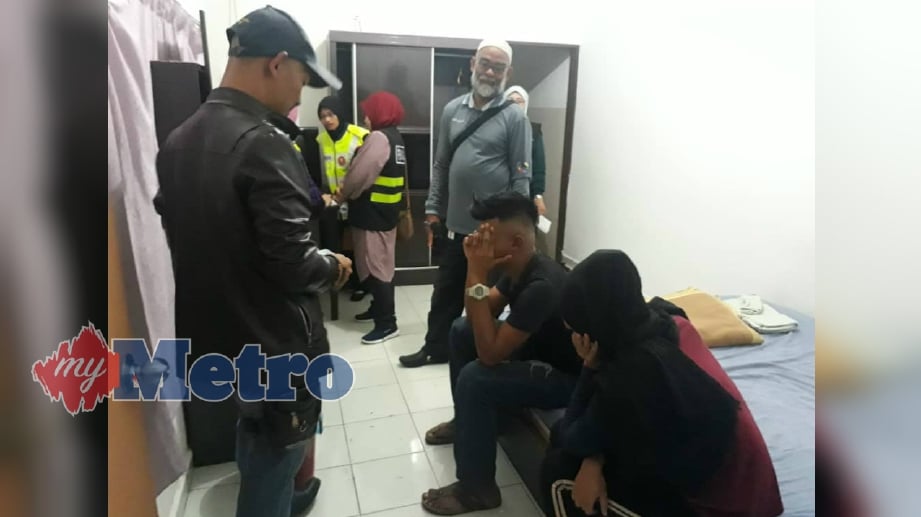 Anggota Penguatkuasa Pejabat Agama Daerah Kulim mengambil keterangan daripada pasangan yang disyaki berkhalwat di sebuah bilik hotel dalam Operasi Bajet 2 di sekitar Kulim awal pagi tadi. FOTO Azahar Hashim