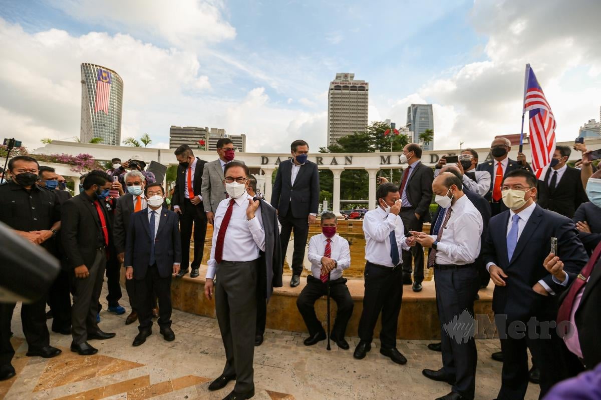 Ketua Pembangkang dan juga Ahli Parlimen Port Dickson, Datuk Seri Anwar Ibrahim (tengah) turut hadir bersama sebahagian Ahli Parlimen dari blok pembangkang berkumpul di Dataran Merdeka seterusnya berarak secara aman menuju ke Parlimen susulan sesi Dewan Rakyat di Parlimen yang dijadualkan hari ini telah ditangguhkan. FOTO ASWADI ALIAS
