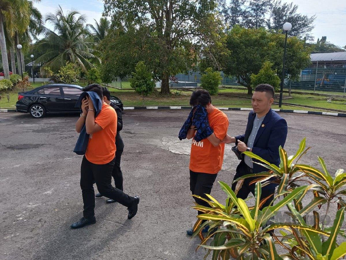 Tiga suspek diiringi pegawai SPRM Labuan di Mahkamah Majistret Labuan. FOTO Ihsan SPRM