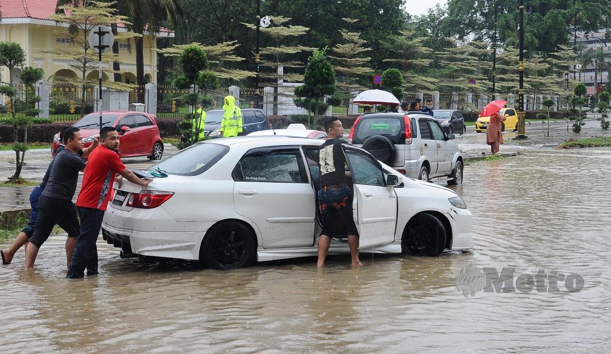 Hujan lebat hampir 2 jam menyebabkan banjir kilat dan lebih 100 kenderaan yang diletakkan rosak di Jalan Ayer Molek, Johor. FOTO NUR AISYAH MAZALAN