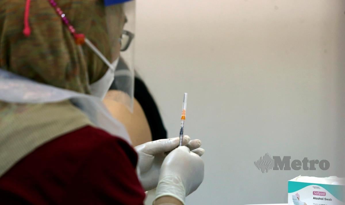 Petugas kesihatan menyediakan vaksin Covid-19. FOTO ROHANIS SHUKRI