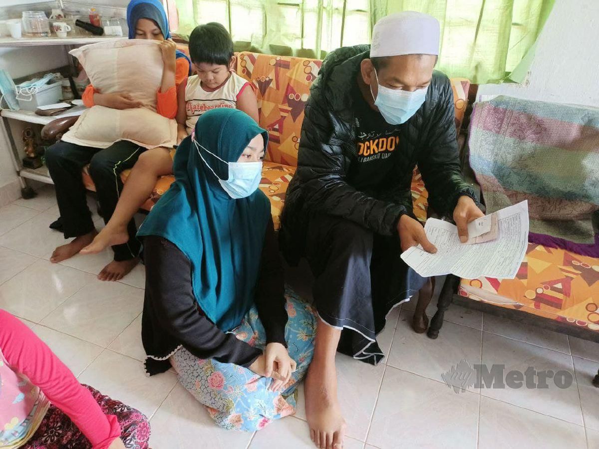 Pesakit buah pinggang tahap lima, Mohd Faizal Zainal Abidin, 38, menunjukkan surat temu janji hospital yang sepatutnya dihadiri pada Mei lalu untuk rawatan susulan termasuk proses dialisis namun tidak dihadirinya. FOTO SITI ROHANA IDRIS