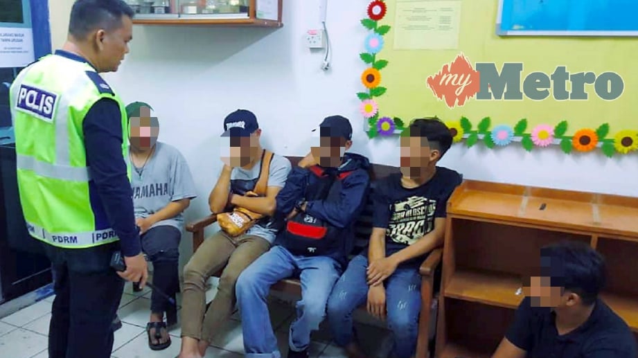 PIHAK polis menahan lima lelaki termasuk seorang pelajar selepas melakukan aksi 'Wheelie' dalam Ops Khas Samseng Jalanan di Jalan Putatan. FOTO Junaidi Ladjana