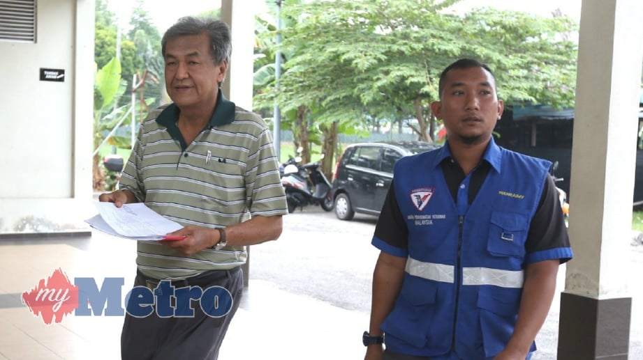 PENTERNAK babi, Ng Boon San (kiri) didenda RM2,500 selepas mengaku bersalah kerana memproses makanan haiwan tanpa lesen di Mahkamah Majistret Batu Pahat. FOTO Adi Safri
