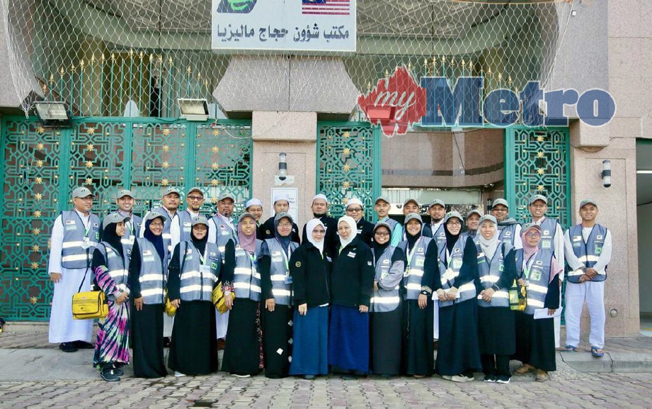 Seramai 30 jemaah haji yang dilantik Sahabat Maktab 74 bergambar selepas majlis pelantikan. FOTO Tuan Asri Tuan Hussein