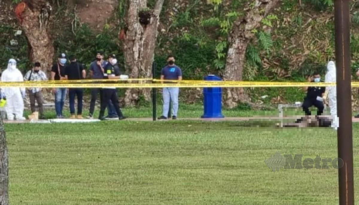 Mayat wanita ditemui dalam keadaan meniarap dengan kesan terbakar pada badan di padang bola Taman Bidara, Bukit Idaman, Selayang, di sini, hari ini.