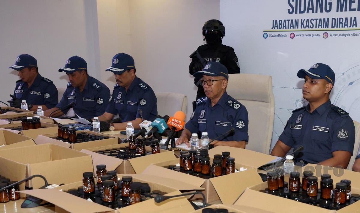 KETUA Pengarah Kastam, Datuk Zazuli Johan (dua dari kanan) pada sidang media mengenai rampasan dadah jenis kokain seberat 88 kilogram (kg) yang dianggarkan bernilai RM17.6 juta menerusi serbuan di Kompleks Kargo Udara Lapangan Terbang Antarabangsa Kuala Lumpur (KLIA), Sepang, Selangor pada 1 Ogos lalu.