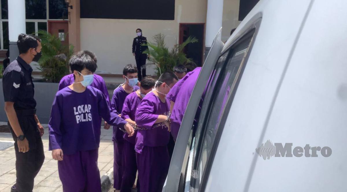 Tujuh  individu warga China termasuk seorang wanita mengaku bersalah di Mahkamah Majistret Seri Manjung, di sini, hari ini atas pertuduhan masuk ke negara ini tanpa dokumen sah. FOTO NOOR HIDAYAH TANZIZI