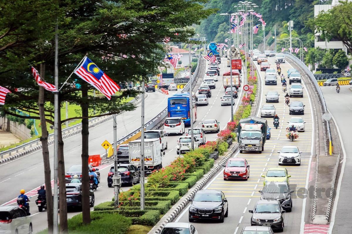 JALUR Gemilang dipasang di sepanjang Jalan Kuching di ibu kota bersempena sambutan bulan kemerdekaan. FOTO ASYRAF HAMZAH