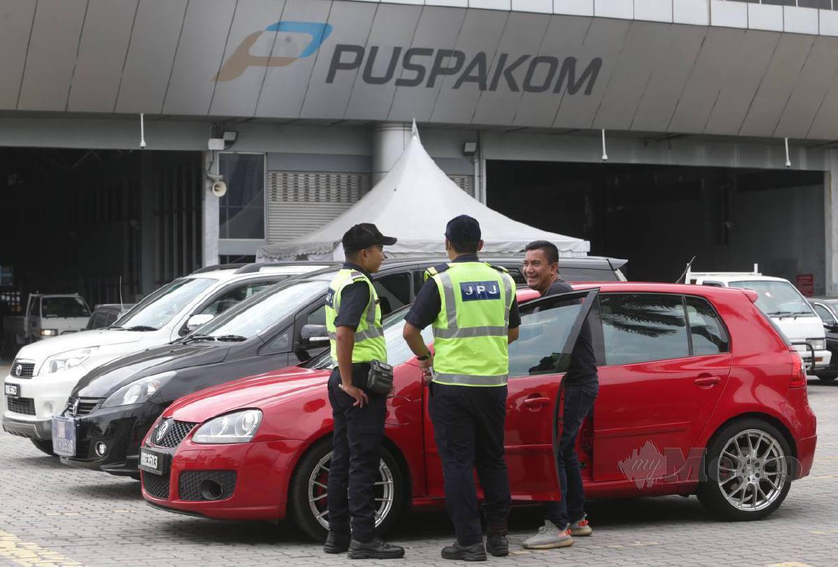 Pegawai dan anggota JPJ melakukan pemeriksaan keatas kenderaan ketika Ops Khas “Roadworthiness” kenderaan perdagangan yang melakukan pemeriksaan di Puspakom, Wangsa Maju, Kuala Lumpur. FOTO MOHAMAD SHAHRIL BADRI SAALI