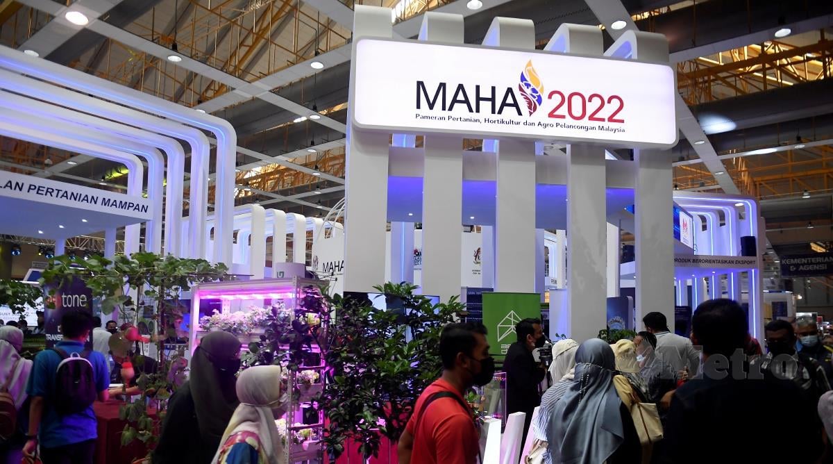 Orang ramai mengunjungi MAHA 2022 yang berlangsung selama 11 hari di MAEPS sehingga 14 Ogos ini. FOTO BERNAMA