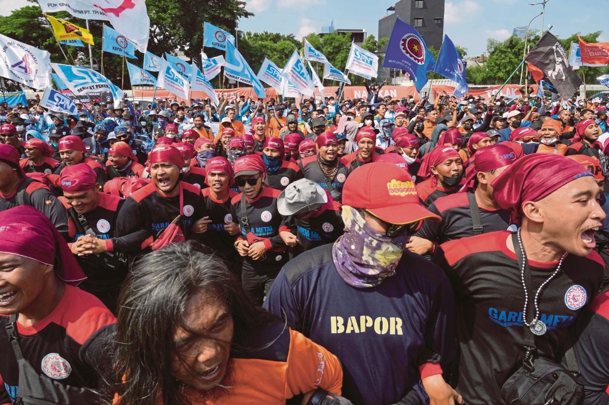 DEMONSTRASI membantah kenaikan harga bahan api di Jakarta. FOTO AP 