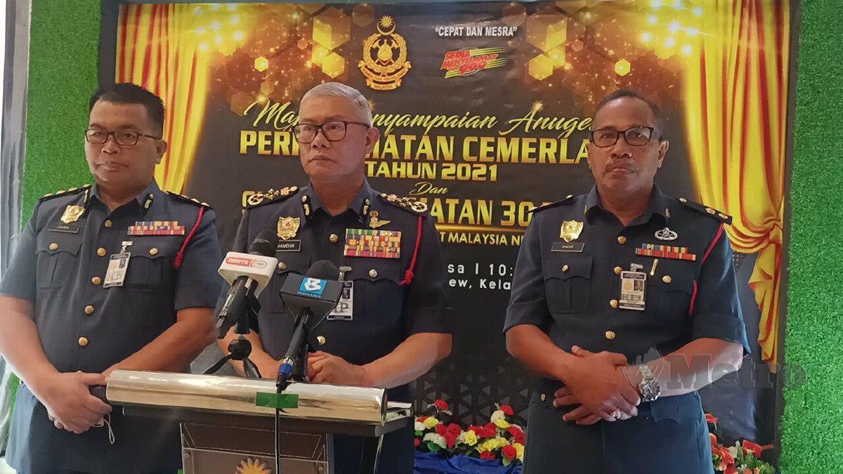 Ketua Pengarah Jabatan Bomba dan Penyelamat Malaysia (JBPM), Datuk Seri Mohammad Hamdan Wahid menyampaikan sijil APC 2021 kepada pegawai dan anggota JBPM Kelantan, di sini. FOTO SITI ROHANA IDRIS