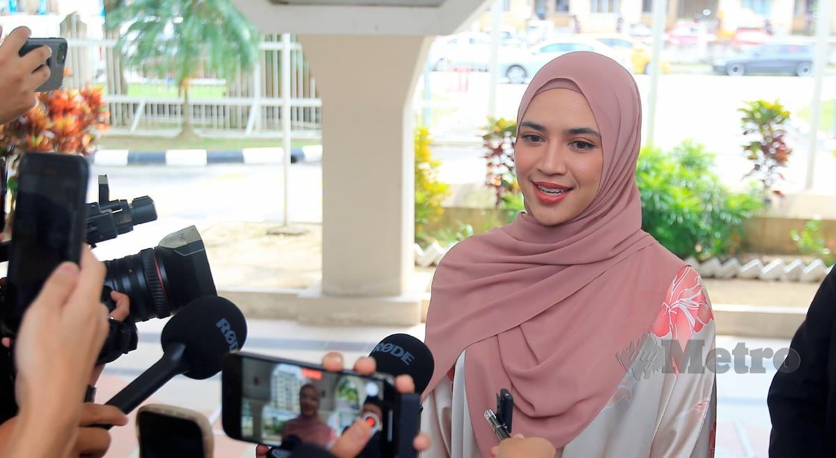 DIANA Dianelle hadir di Mahkamah Syariah Subang Bestari bagi sebutan kes permohonan penceraian terhadap Farid Kamil. FOTO Genes Gulitah