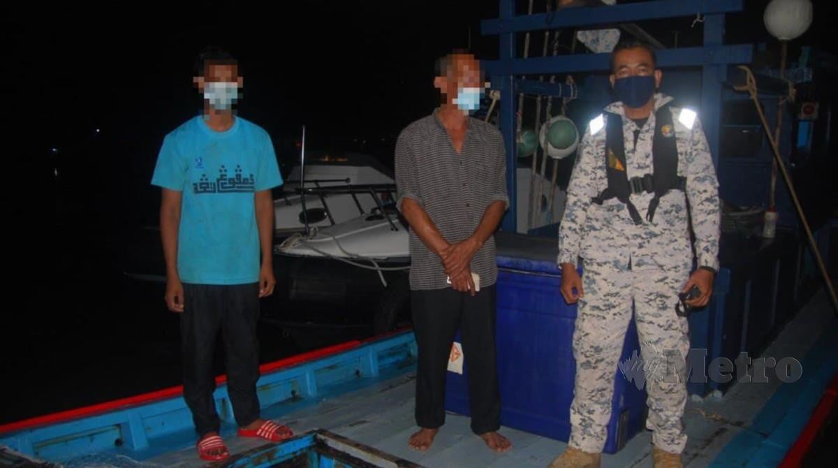 Agensi Penguatkuasaan Maritim Malaysia (APMM), Zon Maritim Kuala Perlis menahan dua lelaki termasuk seorang warga Thailand dalam sebuah bot kerana disyaki menjalankan aktiviti penyeludupan minyak diesel di Kuala Perlis. FOTO IHSAN APMM KUALA PERLIS