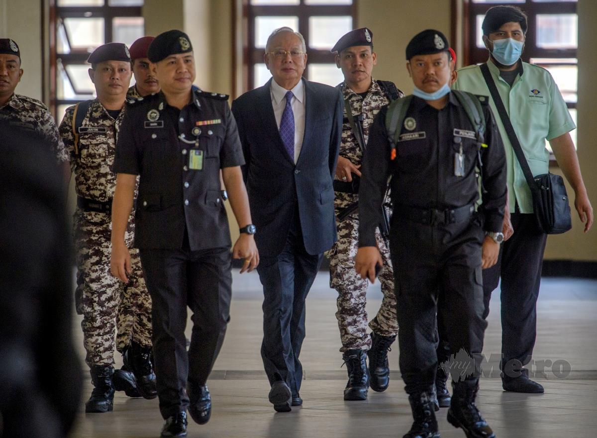 Bekas Perdana Menteri Datuk Seri Najib Tun Razak (empat, kanan) hadir di Kompleks Mahkamah Kuala Lumpur hari ini, berhubung penghantaran representasi kedua kepada Jabatan Peguam Negara (AGC) untuk membatalkan pertuduhan pecah amanah yang dihadapinya bersama bekas Ketua Setiausaha Perbendaharaan Tan Sri Mohd Irwan Serigar Abdullah. FOTO BERNAMA