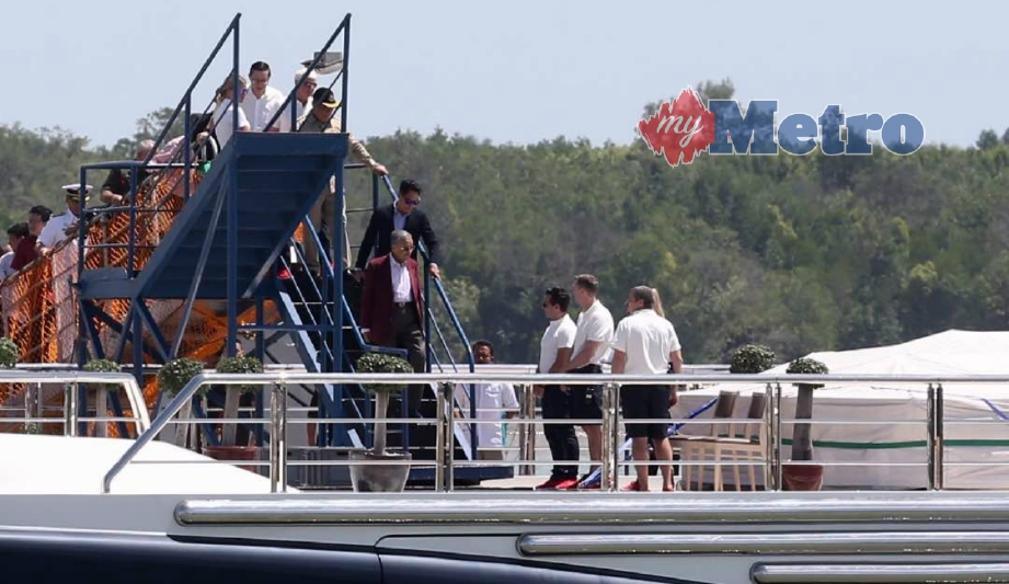 Perdana Menteri, Tun Dr Mahathir Mohamad diiringi Menteri Pertahanan, Mohamad Sabu, meninjau keadaan kapal mewah Equanimity di Boustead Cruise Centre, Pulau Indah. FOTO Mohamad Shahril Badri Saali