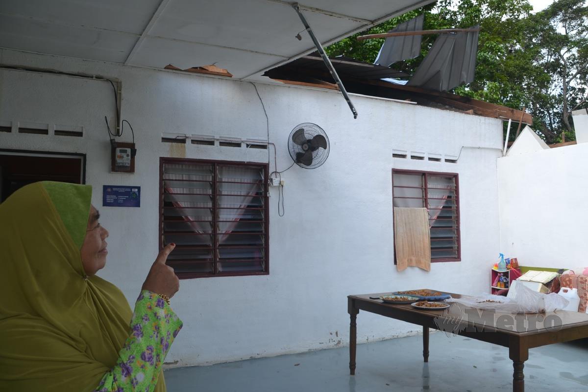 Fatimah Ibrahim, 68, menunjukkan bumbung bahagian anjung kediamannya yang diterbangkan ribut di Kampung Pasir Gembur, Tanjung Bidara dekat Masjid Tanah. FOTO Hassan Omar