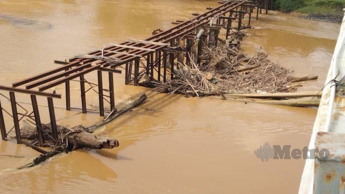 Jambatan  lama yang ditinggalkan oleh pembalak kini menjadi perangkap kepada kayu hanyut dan sampah sarap di sungai Jelai.  FOTO ROSELAN AB MALEK