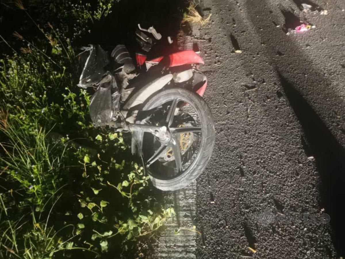 Dua maut dalam kemalangan membabitkan dua buah motosikal yang bertembung di Jalan Bukit Lan,Sibu, malam tadi. FOTO NORSYAZWANI NASRI