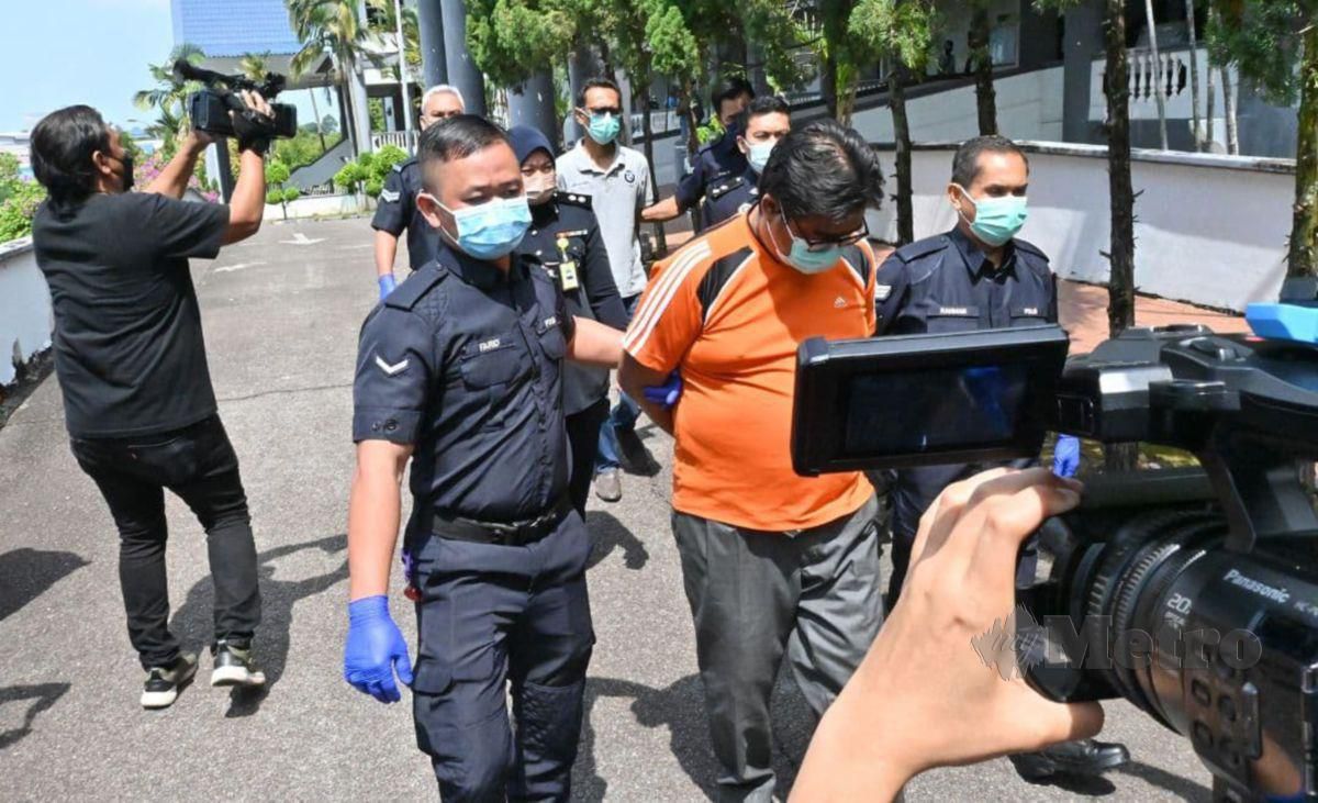 Tertuduh, Zainal Abu Bakar (depan baju oren) dan Tuah Shah Abdul Rahman (belakang baju kelabu) dihadapakan ke Mahkamah Sesyen Ayer Keroh atas tuduhan tipu menjual darjah kebesaran Melaka serta tauliah Jaksa Pendamai. FOTO AMIR MAMAT
