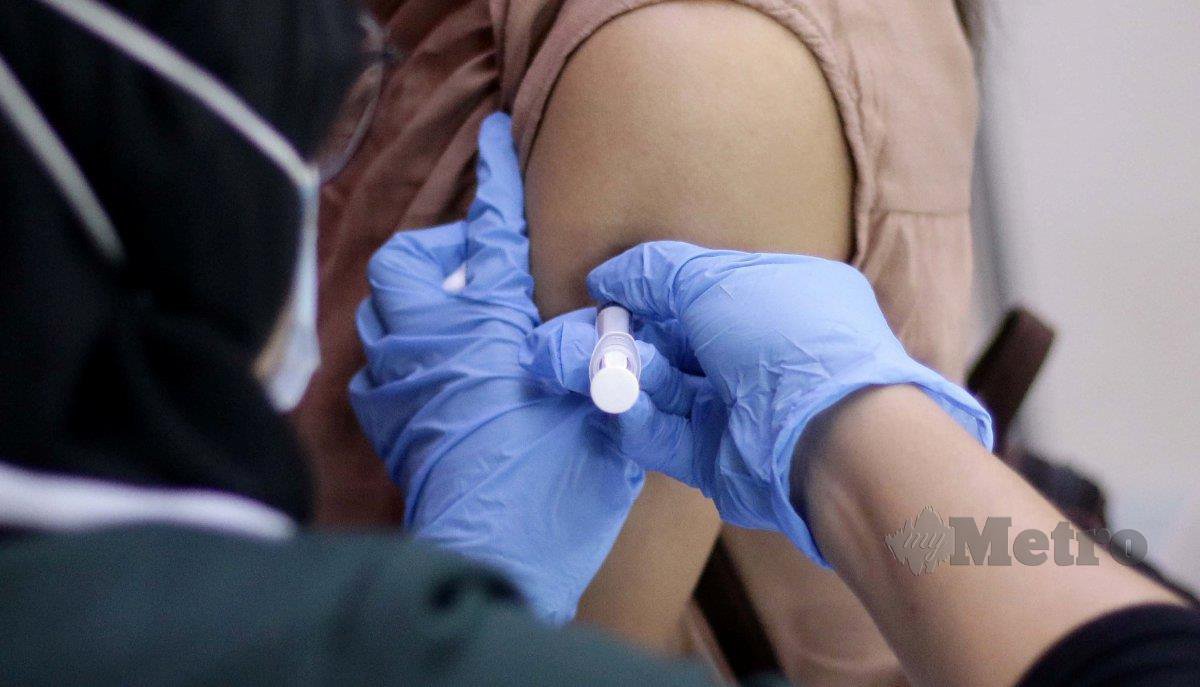 Orang awam menerima suntikan vaksin Covid-19. FOTO Aizuddin Saad