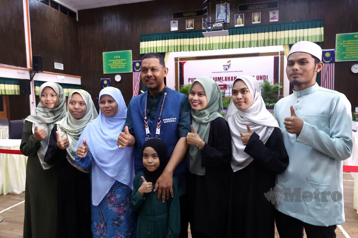 Bekas pemain bola sepak Mohd Radhi Mat Din meraikan kejayaan bersama isteri Adabiah Abd Ghani dan enam anaknya selepas diumumkan menang menewaskan Naib Presiden Amanah Datuk Mahfuz Omar dari Pakatan Harapan bagi kerusi N.14 Alor Mengkudu pada Pilihan Raya Negeri (PRN) ke-15. FOTO BERNAMA