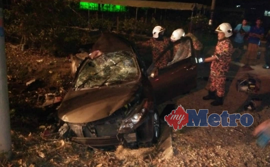 DUA lelaki maut,  manakala dua lagi parah selepas kereta Toyota Vios hilang kawalan sebelum merempuh pokok di Kilometer 135 Jalan Batu Pahat-Muar, dekat Peserai, malam tadi. FOTO Ihsan Bomba