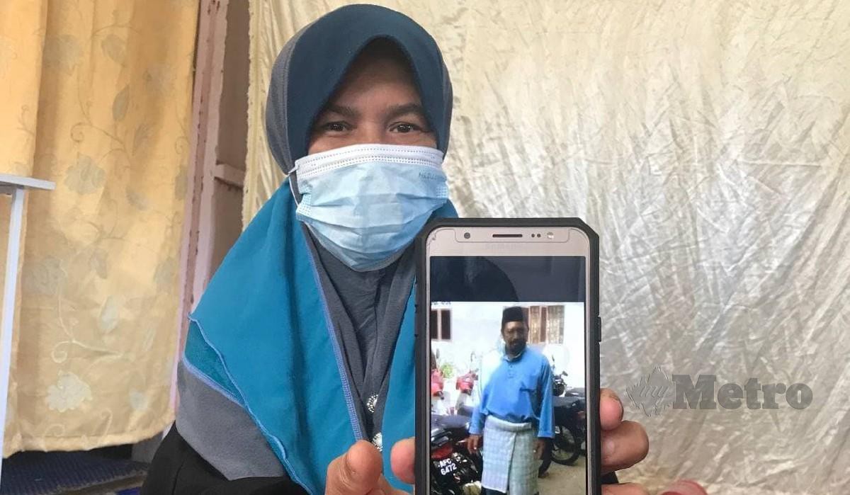Rogayah Deraman menunujukkan gambar suaminya, Mohd Nazri Hussain yang kini sedang dirawat di Unit Rawatan Rapi (ICU) Hospital Universiti Sains Malaysia (USM) Kubang Kerian sejak seminggu lalu akibat komplikasi penyakit buah pinggang yang dihidapi sejak setahun lalu. FOTO HAZIRA AHMAD ZAIDI
