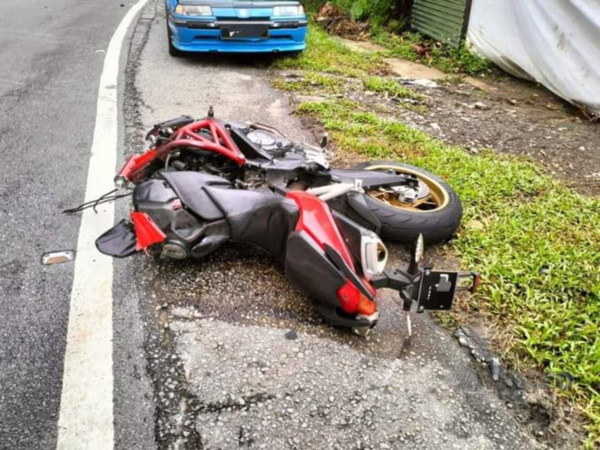 Keadaan motosikal Benelli yang terbabit kemalangan hingga meragut nyawa penungganggnya dalam kejadian di Kilometer 2 Jalan Batang Kali - Genting Highlands, hari ini. FOTO IHSAN PEMBACA