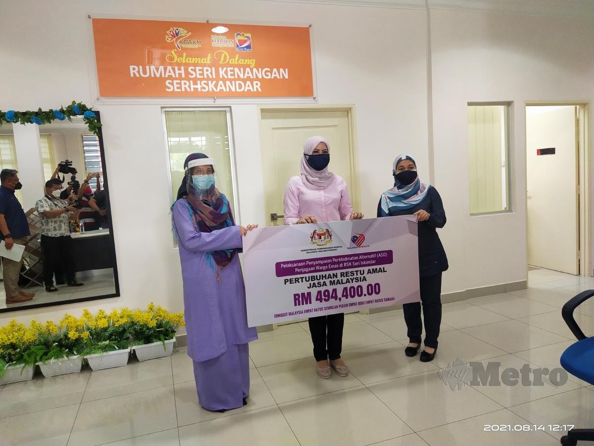 Menteri Pembangunan Wanita, Keluarga dan Masyarakat, Datuk Seri Rina Mohd Harun (tengah) ketika menyampaikan mok cek berjumlah RM494,4000 kepada wakil NGO Pertubuhan Restu Amal Jasa Malaysia (kiri) sempena lawatannya ke Rumah Seri Kenangan (RSK) Seri Iskandar, di sini, hari ini bagi meninjau Projek Rintis Penyumberan Luar atau Alternative Service Delivery (ASD) yang dijalankan di RSK terbabit. FOTO MUHAMMAD ZULSYAMINI SUFIAN SURI