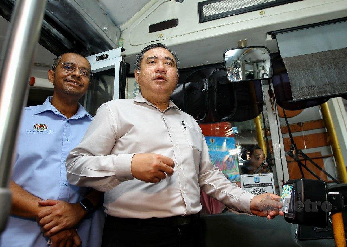 Menteri Pengangkutan, Anthony Loke Siew Fook (kanan) menggunakan kad Pas transit MyBAS pada Program Inisiatif Tambang Percuma “myBAS Konsesi” Bagi Perkhidmatan Bas Berhenti-henti (SBST) di Terminal One. FOTO AZRUL EDHAM