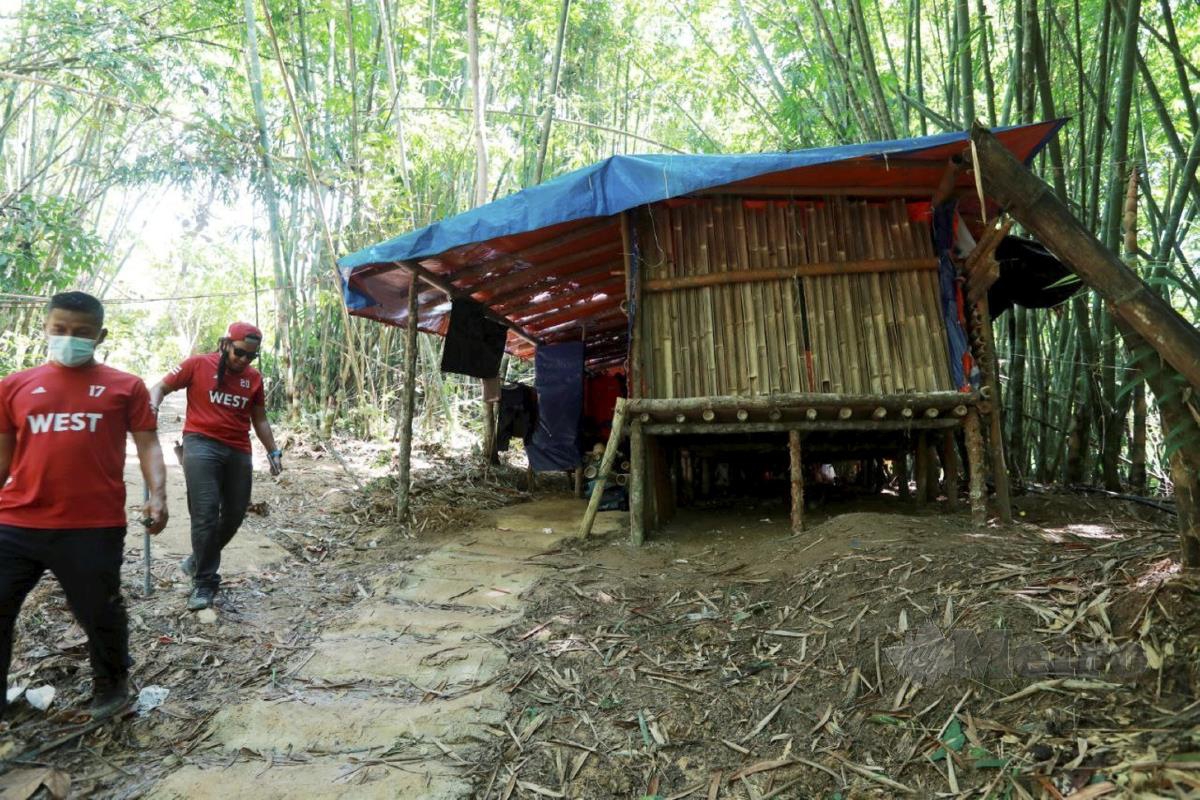 Anggota Penguatkuasa JPNP turut menemui rumah kongsi yang dibina didalam hutan untuk mengelak daripada dikesan. FOTO MOHD RAFI MAMAT