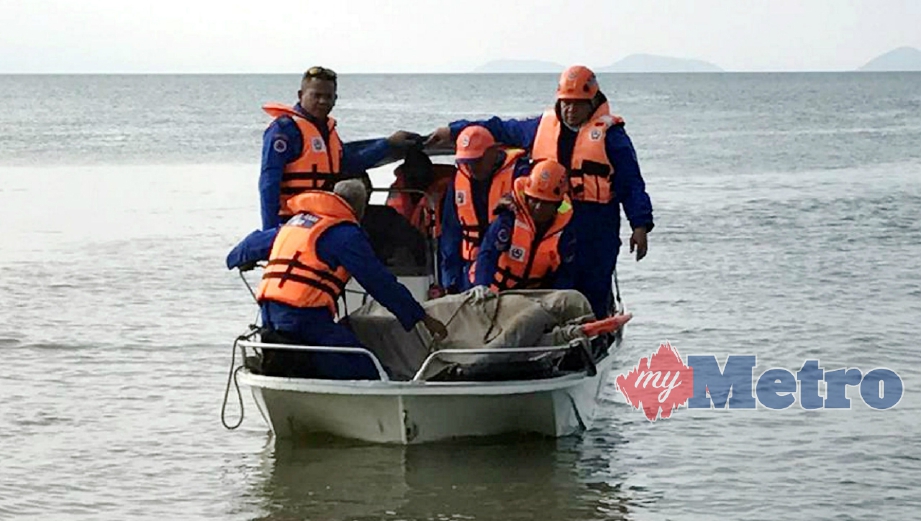 ANGGOTA penyelamat mengangkat mayat pemancing yang ditemui lemas selepas empat hari dilaporkan hilang di perairan Pulau Timbun Mata di Kunak, semalam. FOTO Ihsan Maritim Malaysia