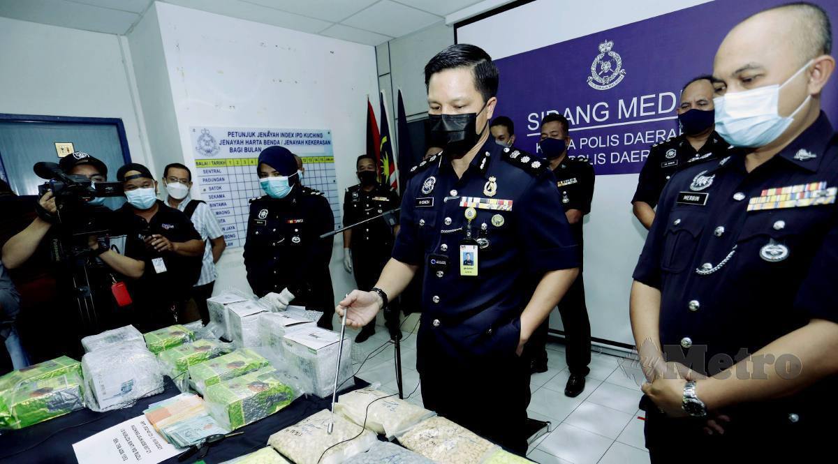 Ketua Polis Daerah Kuching, ACP Ashmon Bajah, mengadakan sidang media serta menunjukan barang rampasan kes dadah di bilik Mesyuarat JSJ, IPD Kuching. FOTO NADIM BOKHARI