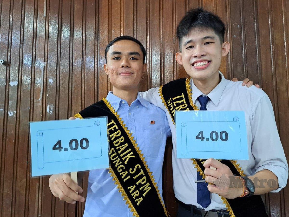 Amirul Aizad Huszairi (kiri) dan Alvin Ko Vi Xue dinobat sebagai Pelajar Terbaik STPM SMK Sungai Ara selepas berjaya meraih keputusan Purata Nilai Gred Keseluruhan Nasional (PNGK) 4.00 yang diumumkan hari ini. FOTO Aminah Yusof