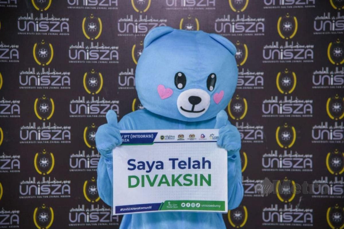  Mohd Huzaidi Husin, 32, dari Kampung Mengabang Lekor, Batu Rakit yang mengenakan maskot teddy bear ketika hadir ke Pusat Pemberian Vaksin (PPV) Universiti Sultan Zainal Abidin (UniSZA). FOTO IHSAN UNISZA