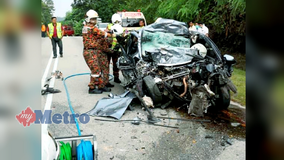 TIGA beradik antara empat yang maut dalam kemalangan membabitkan Perodua Viva dengan treler di Kilometer 19 Jalan Lipis-Merapoh dekat Padang Tengku, 9.40 pagi tadi. FOTO Ihsan Bomba