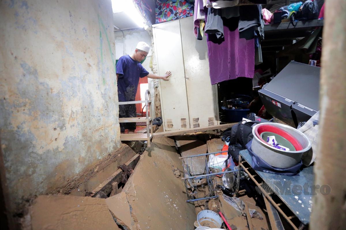  Mangsa banjir, Mohamad Ibrahim Sujimun, 27, menunjukkan bilik menempatkan barangan yang runtuh akibat banjir di Kampung Laut Batu 10, Skudai, Johor. FOTO NUR AISYAH MAZALAN