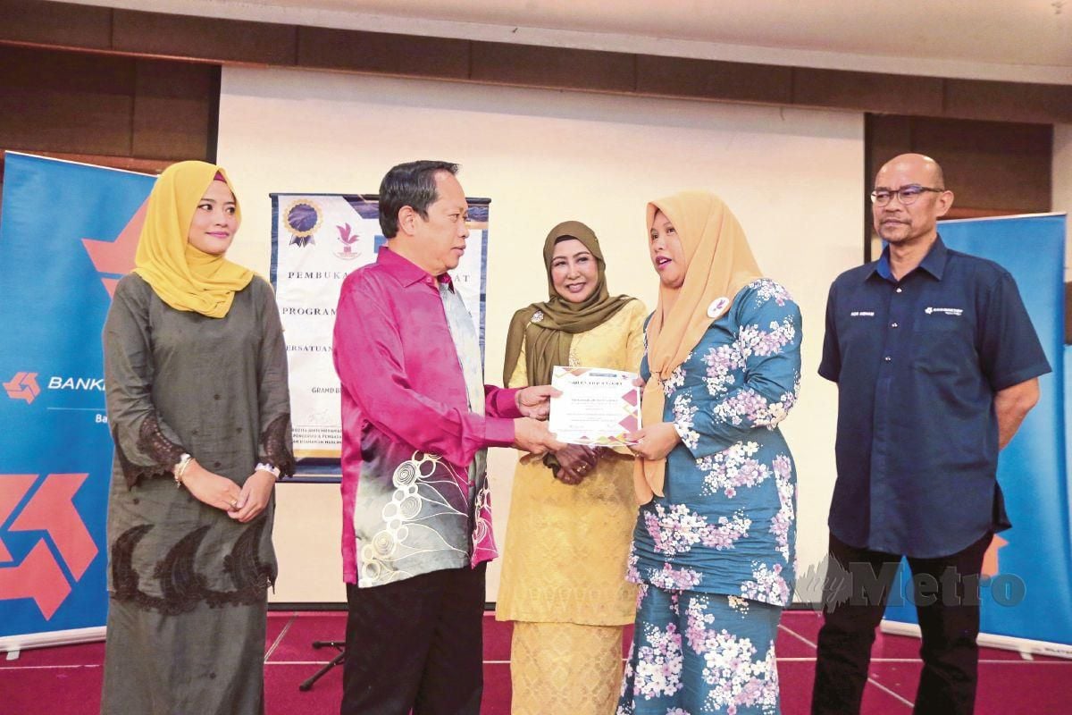 Timbalan Menteri Kewangan I, Datuk Seri Ahmad Maslan menyampaikan sijil pembukaan akaun syarikat  kepada penerima pada Majlis Melangkah Bersama Peniaga Wanita B40 di Bluewave Hotel Johor Bahru Johor. FOTO NUR AISYAH MAZALAN