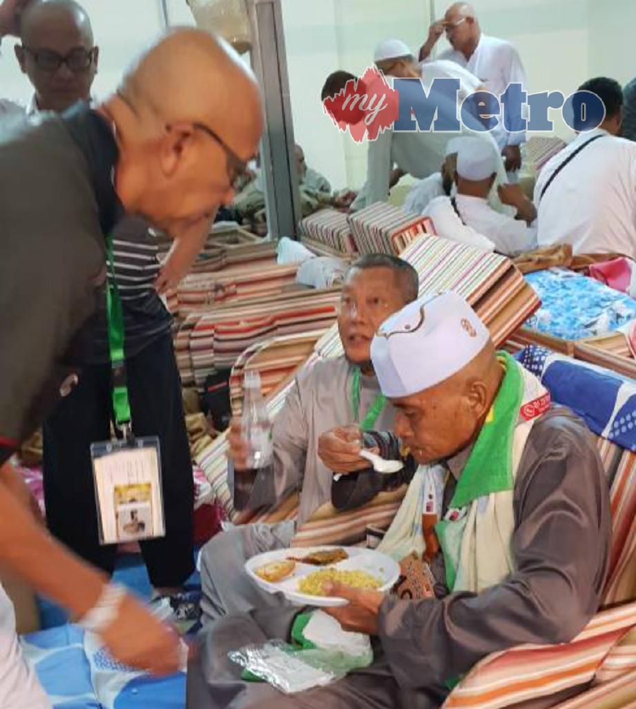 SAHARI diberi makanan dan minuman sebaik dibawa ke khemah jemaah Malaysia. FOTO Datuk Ahmad Zaini Kamaruzzaman