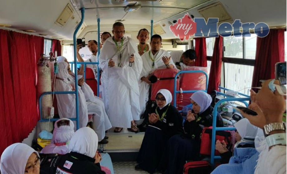 MUFTI Wilayah Persekutuan Datuk Seri Dr Zulkfili Mohamad Al-Bakri yang juga Pengerusi Pakar Rujuk TH menyampaikan khutbah Arafah kepada jemaah yang sakit di dalam bas diubah suai di bawah program Wukuf Safari. FOTO Tuan Asri Tuan Hussein