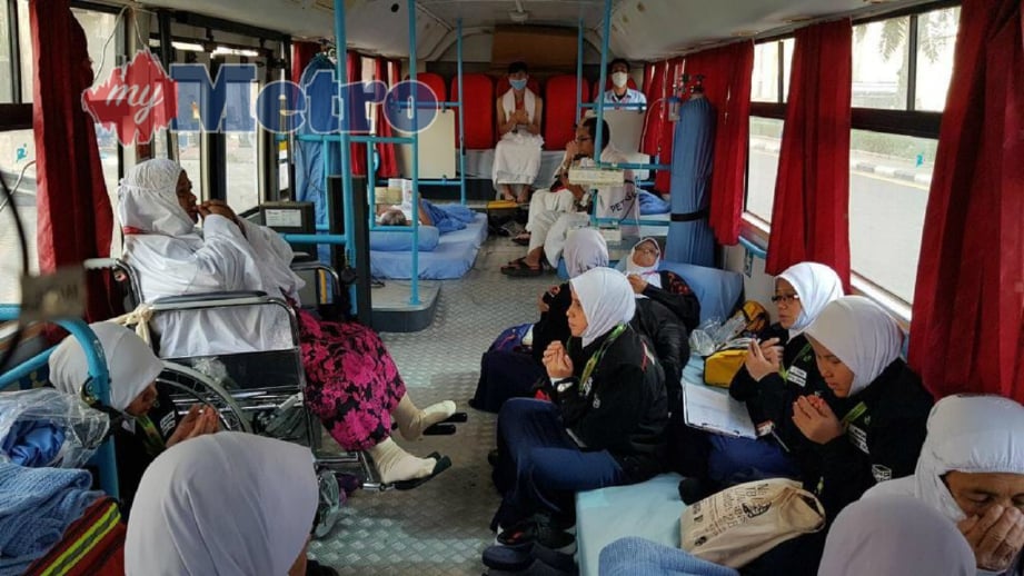 KEADAAN di dalam bas diubah suai ketika jemaah yang sakit dan dipantau petugas perubatan, berwukuf di Arafah di bawah program Wukuf Safari. FOTO Tuan Asri Tuan Hussein