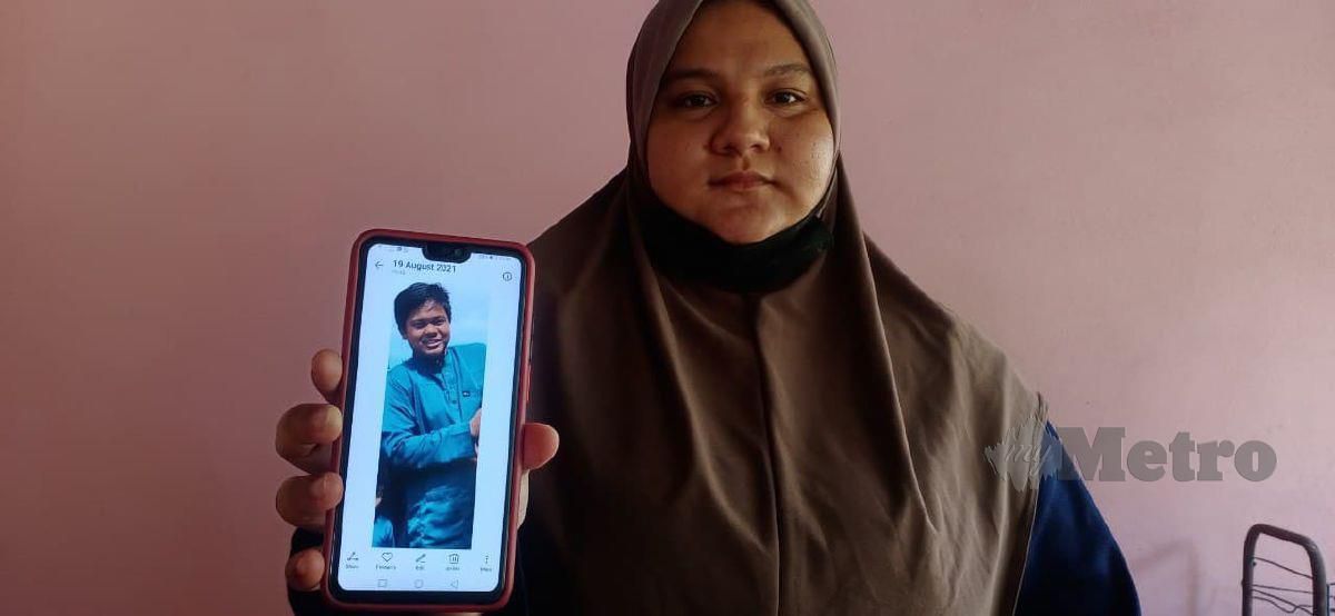 Nornazliatul Aqilah Nazri, 26, menunjukkan gambar arwah suaminya, Mohamad Faizal Mohd Zohir, 28, yang meninggal dunia akibat tragedi kepala air di Pusat Rekreasi Titi Hayun, Rabu lalu. FOTO Noorazura Abdul Rahman