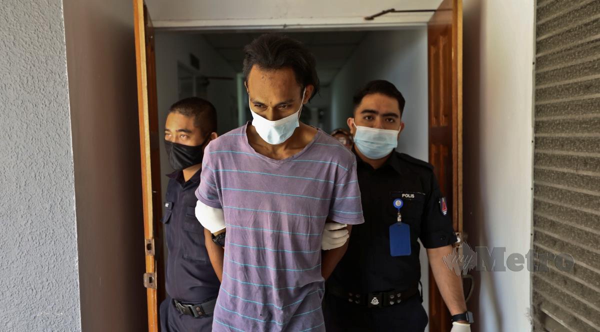 Tertuduh, Ashimatuddin Ali, 33, dijatuhi hukuman penjara 10 bulan di Mahkamah Majistret Kuala Terengganu hari ini kerana mengugut mahu menyebabkan kematian adik perempuannya. FOTO GHAZALI KORI